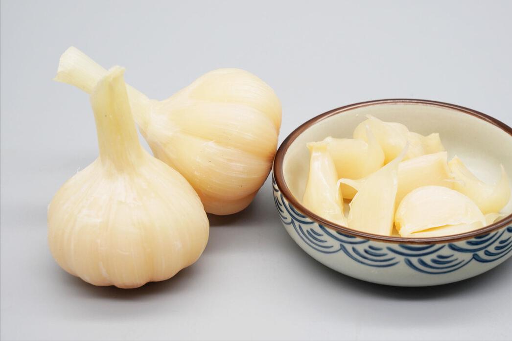 新蒜下来了,教你在家腌糖蒜,谨记1个窍门,糖蒜不辛辣更爽脆