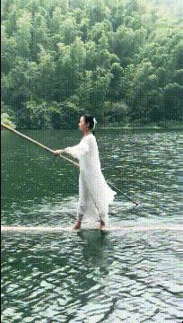 姑娘这么可爱竟然当保安，大叔都忍不住多看两眼，太屈才了: