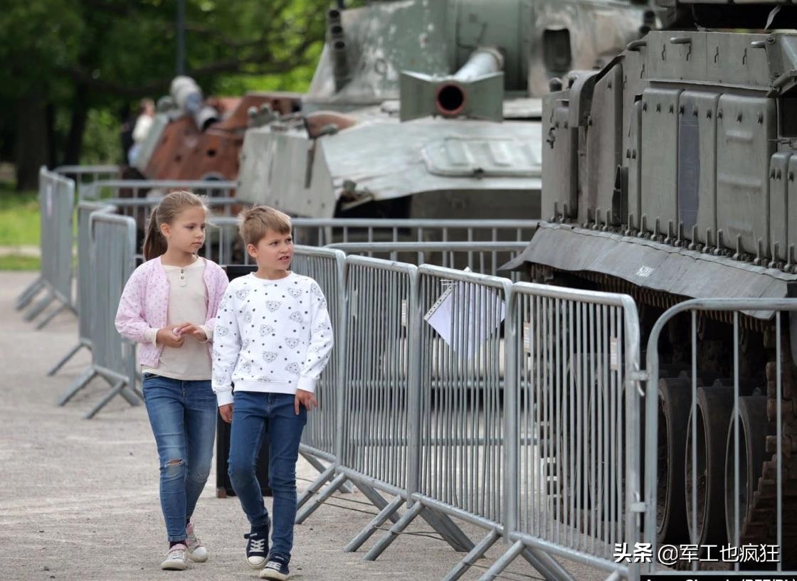俄罗斯废旧*器武**在捷克展出，法国人意外躺枪遭鄙视