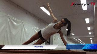 女生骑摩托车伸腰,女生骑摩托车前轮翘起来