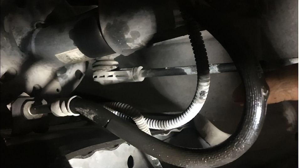 刹车油管堵塞会导致踩踏板硬吗,刹车油管堵塞会导致刹车变软吗