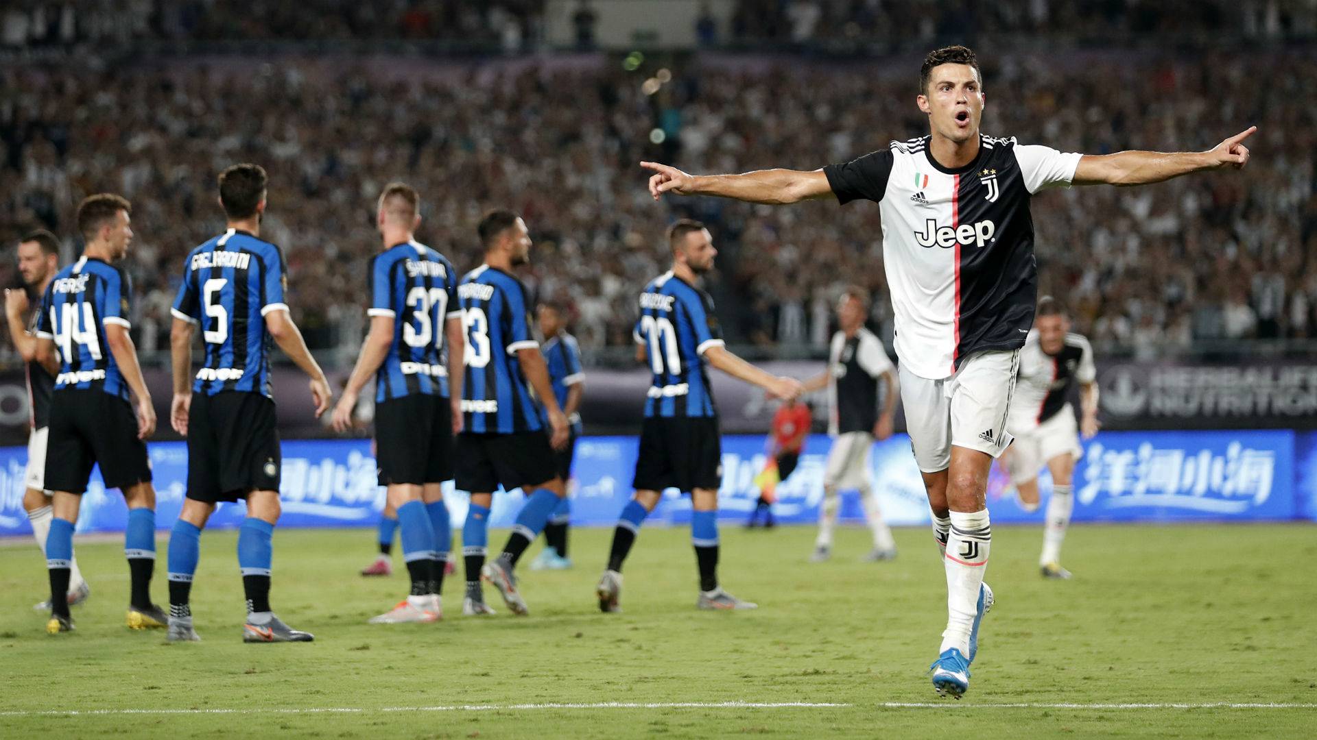 c罗韩国行为引发韩球迷强烈不满,c罗宠爱球迷视频