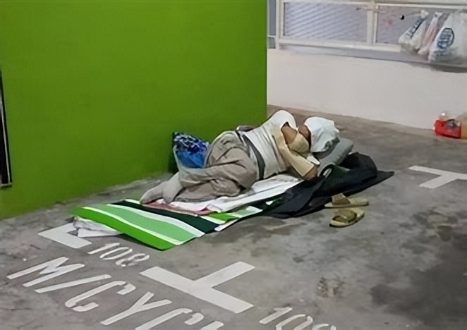 新加坡街头,新加坡街头一群中国人