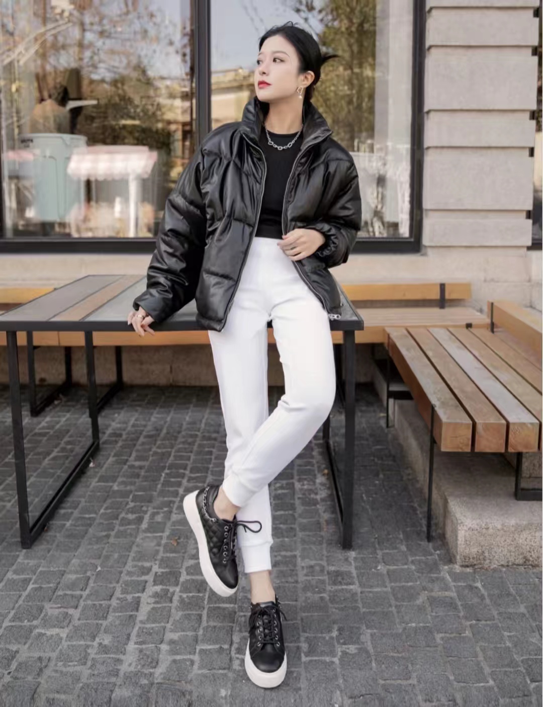 19冬羽绒服穿搭,韩款黑色羽绒服搭棕色长靴