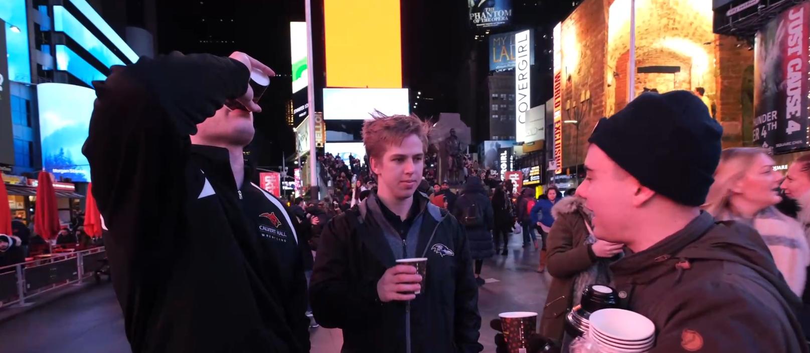 美国小伙觉得中国食物难吃，便用胡辣汤街头实验，结果被路人疯抢