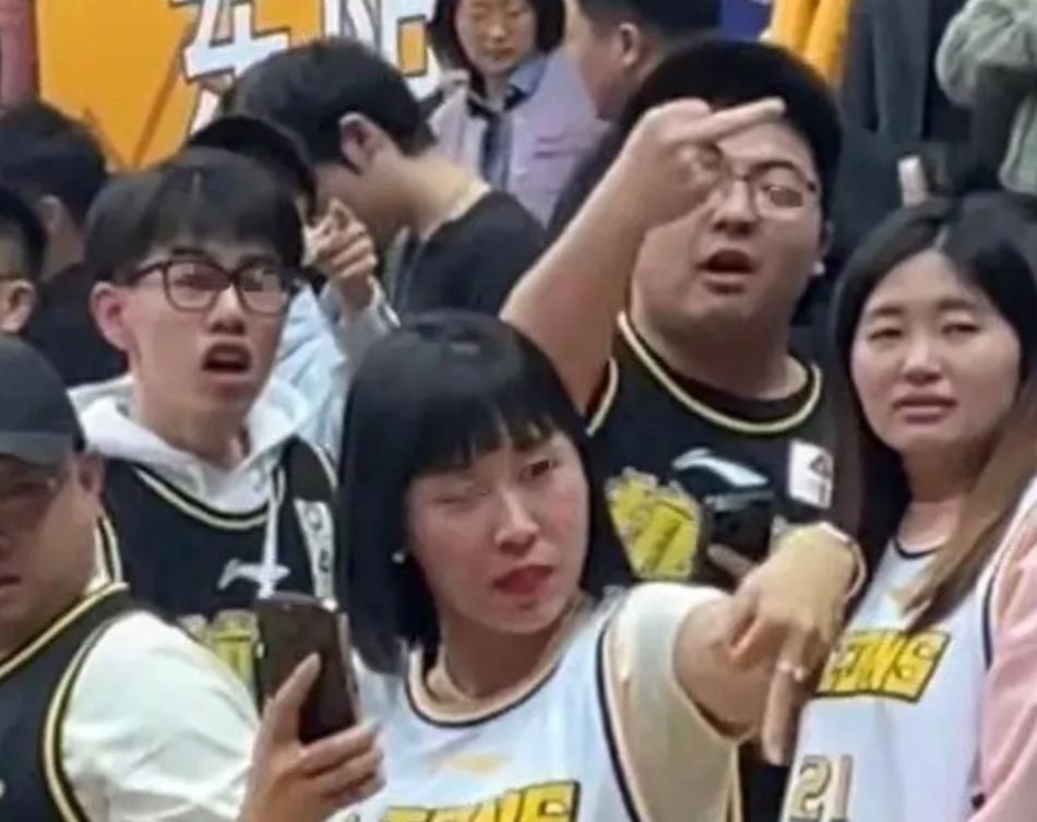 胡明轩挥拳回应球迷辱骂,上海球迷骂胡明轩