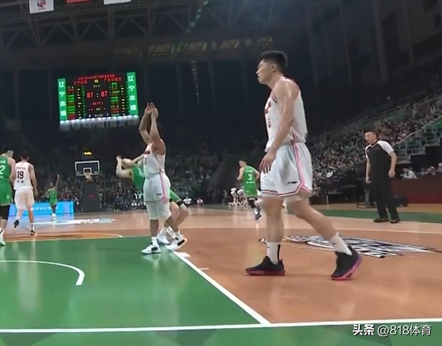 张镇麟劈扣韩国中锋,张镇麟扫堂腿肘击原视频