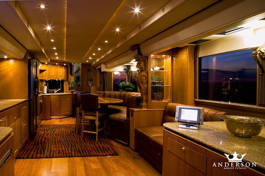 双层超豪华顶级房车旅行生活,最豪华房车和最简陋房车