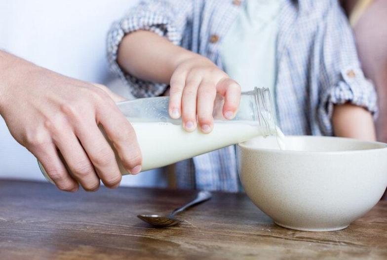 喝牛奶会得肝癌乳腺癌吗,喝牛奶会导致乳腺癌和肝癌吗