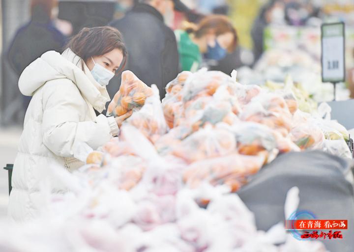 本报记者探访露天超市,青海西海都市报记者