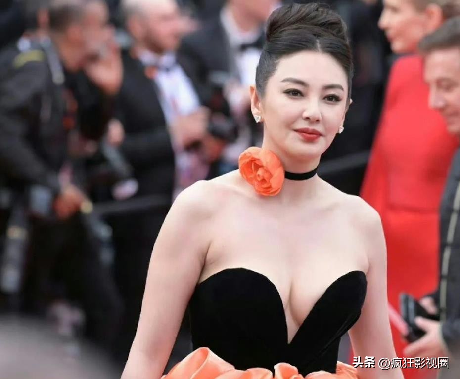 有人穿成玫瑰花，有人真空上阵，戛纳红毯走完了，谁尴尬一目了然