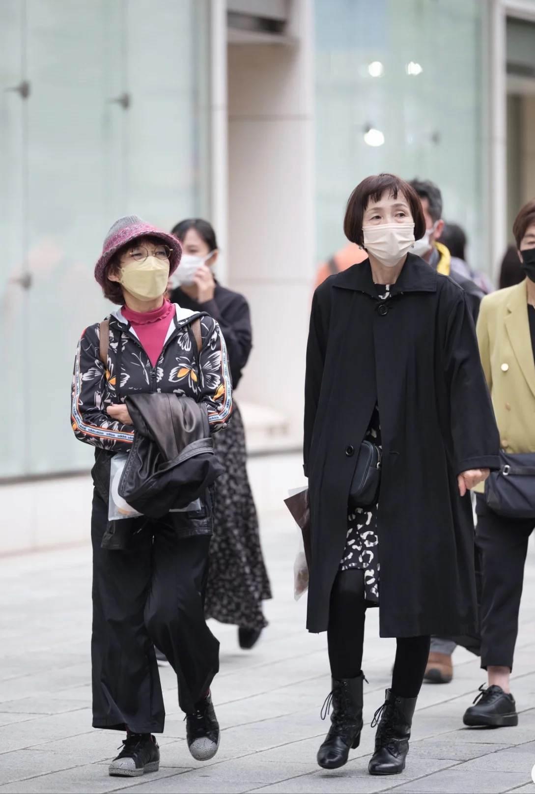 被街拍惊艳了,日本老人穿搭街拍