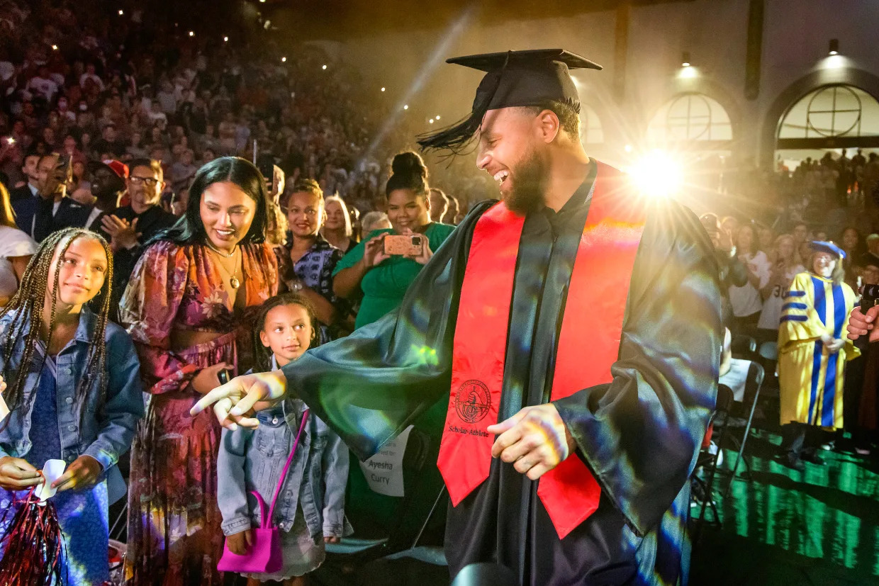 库里当选年度体育人物颁奖,库里今年拿奖的照片