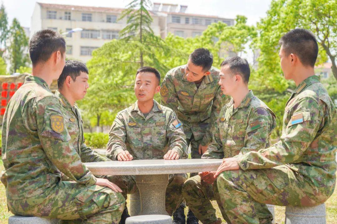 当兵对入警有帮助吗,当兵去部队好还是去公安局好