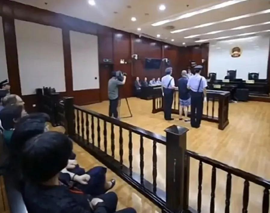 男子杀妻藏冰柜借款,男子欠债百万杀妻