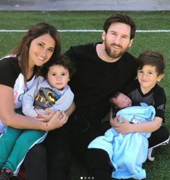 梅西致敬生命中最爱的两位女人,梅西球王真实感人故事