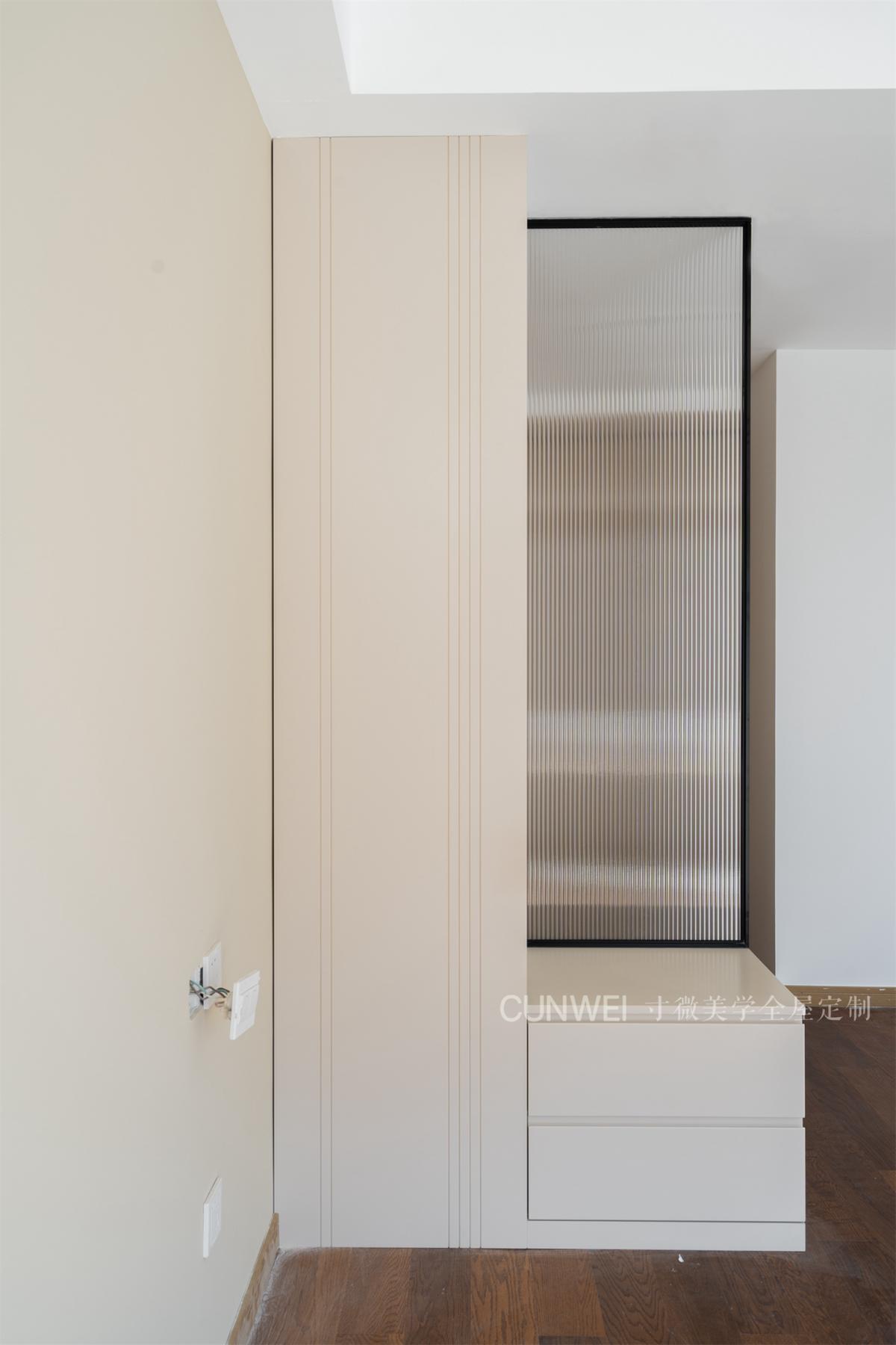 衣帽间柜门玻璃门设计,衣帽间转角设计连折叠玻璃门