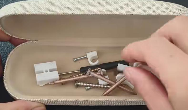 废旧眼镜盒妙用自制手机架,废旧眼镜盒可以怎样回收利用