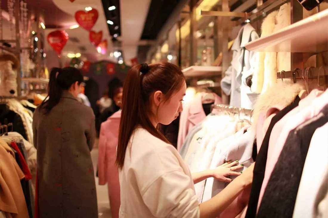 网上买衣服不合适可以退换吗,实体店买衣服为什么不能退换