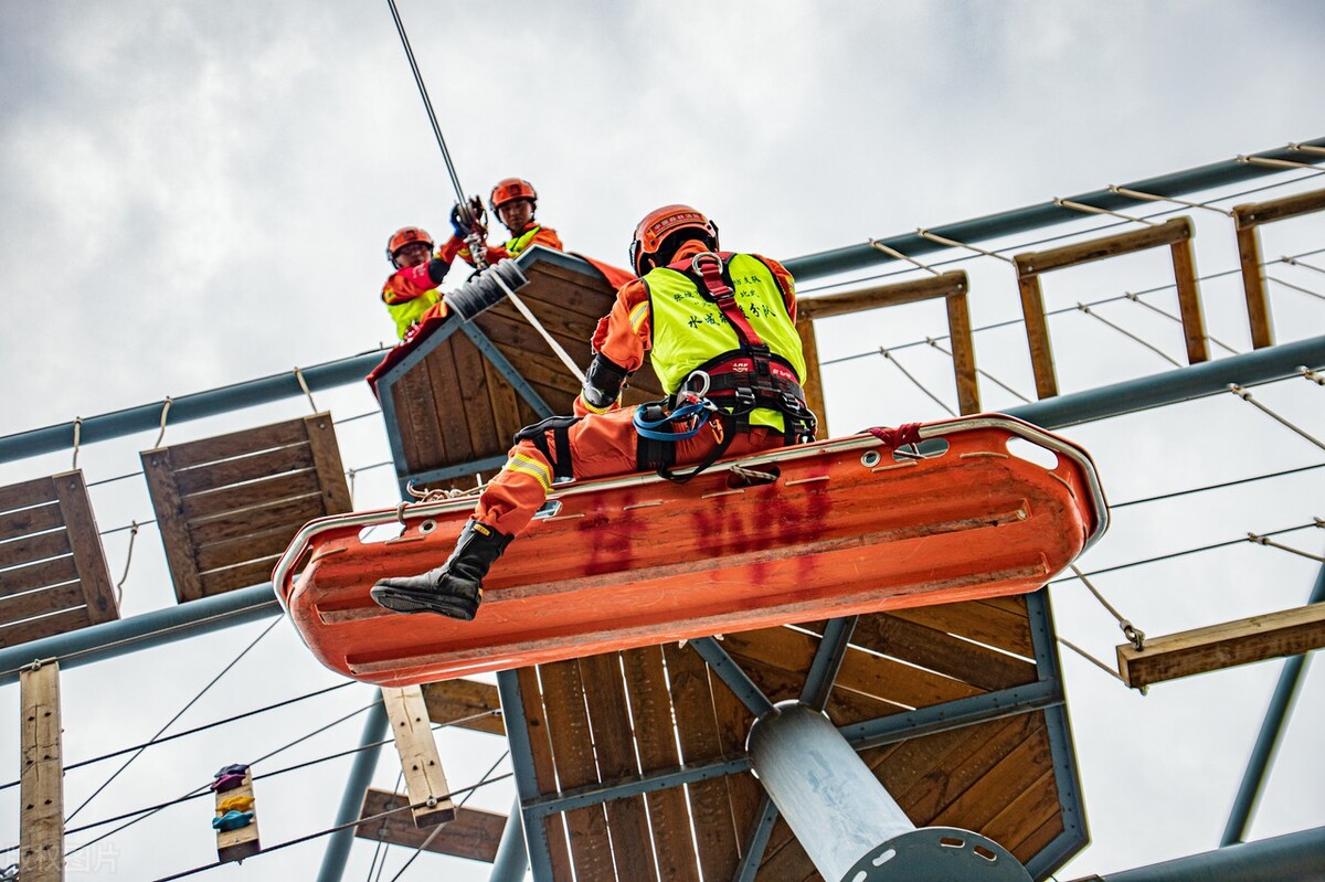 公务员制服搭配什么鞋子最好看,最好看的公务员制服