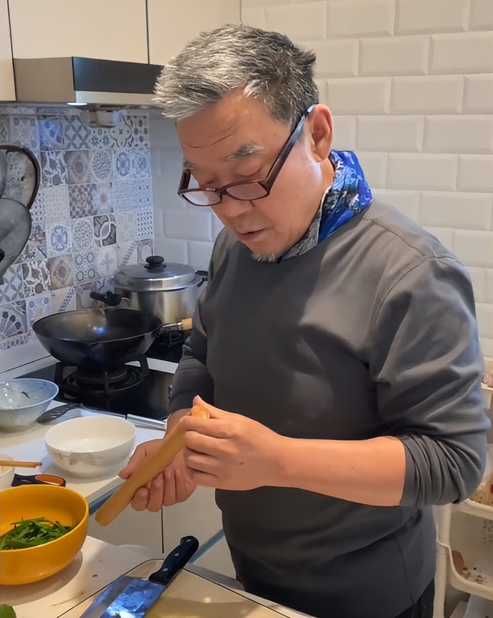 李立群抽大前门烟完整版,李立群抽的大前门香烟多少钱