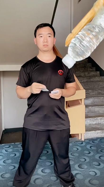 小伙模仿电影练成摘叶飞花,东方不败的飞花神功