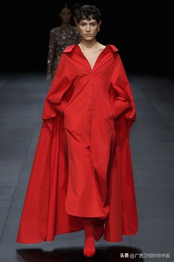 快过年了还是穿红色喜庆点,快过年了买件红色的衣服