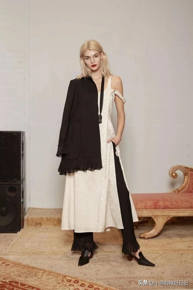 今年火了一种穿法叫:“裙子+裤子”,时髦藏肉,明星潮人都上头