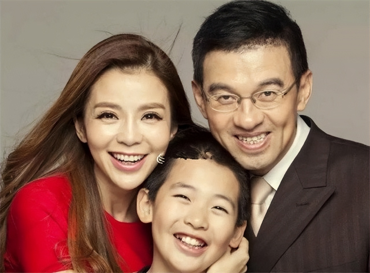 央视主持人嫁给三婚的人,两位央视名嘴夫妻隐婚多年