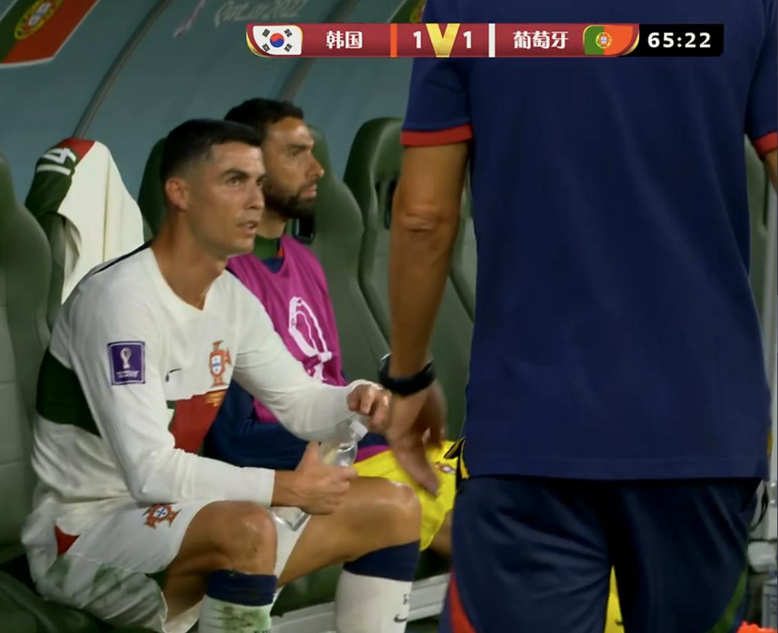 逮到机会了！4大韩媒集体羞辱C罗，没他*底卧**赢不了，梅西才是球王