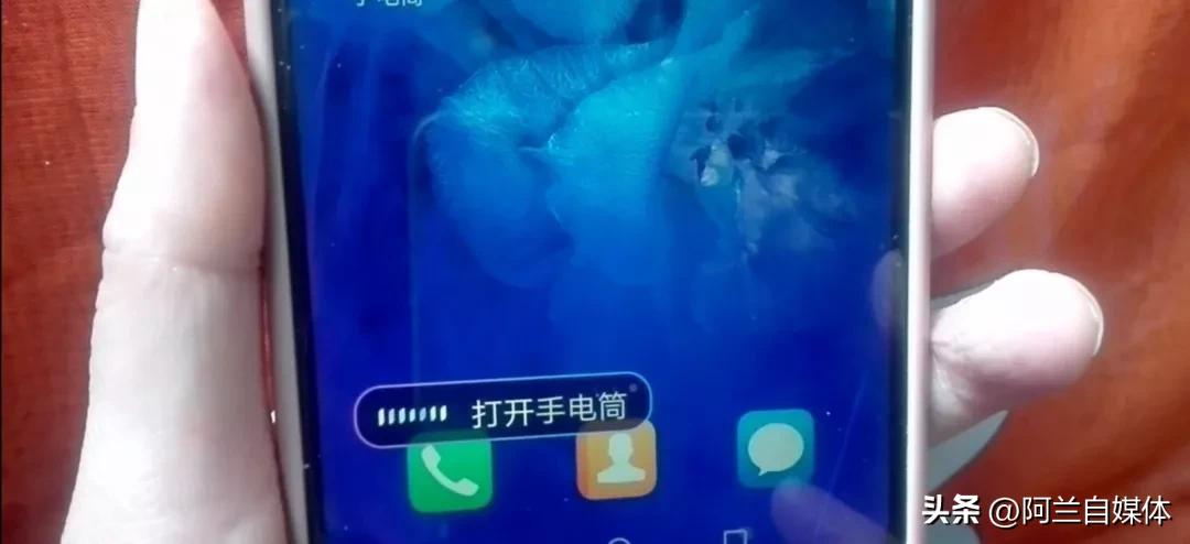 手机快速打开手电筒的两种方法,vivo手机快速打开手电筒的方法