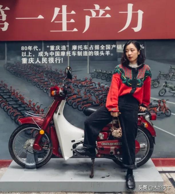 三十多年前的一张老照片,村里第一辆摩托车