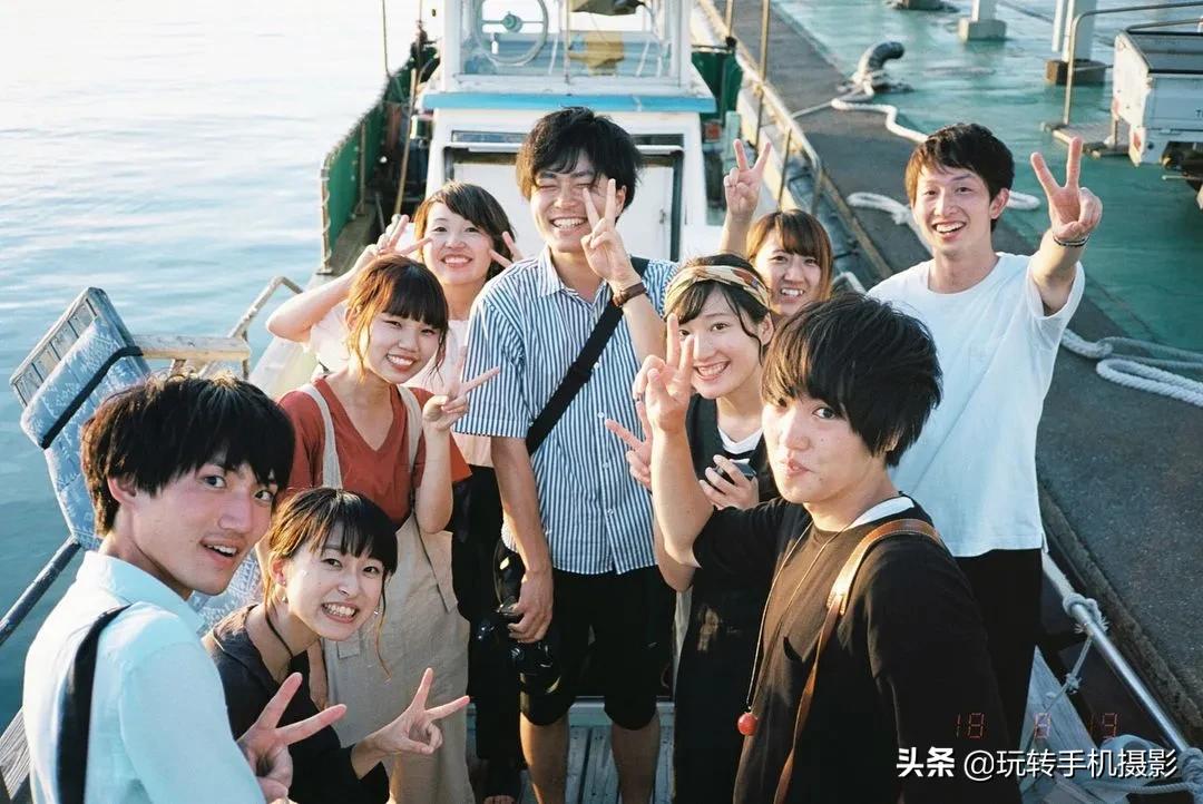 不露脸和朋友拍氛围感视频,如何不尴尬的要合照