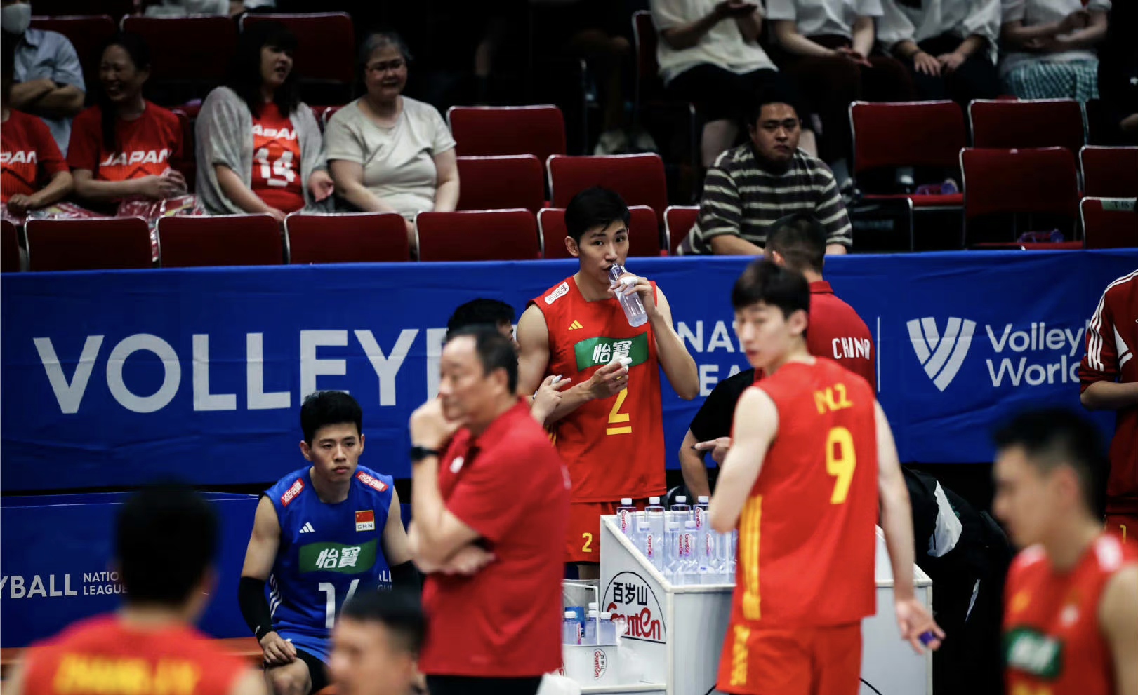 中国男排全队自责,中国男排对主教练的评价