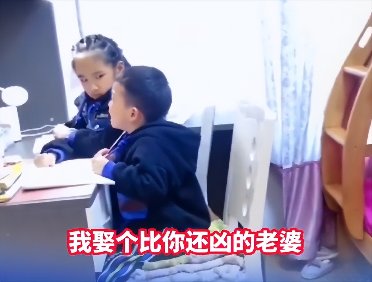 哥哥踩着弟弟胳膊喂饭,哥哥踩住弟弟的胳膊喂饭