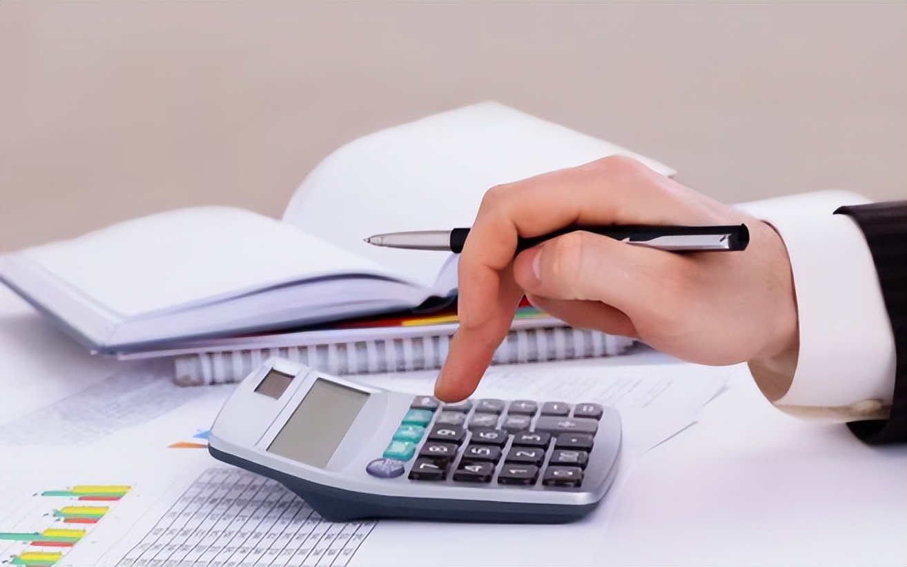 公务员录取人数最多的大学专业，一共有9个，财经类专业不止一个