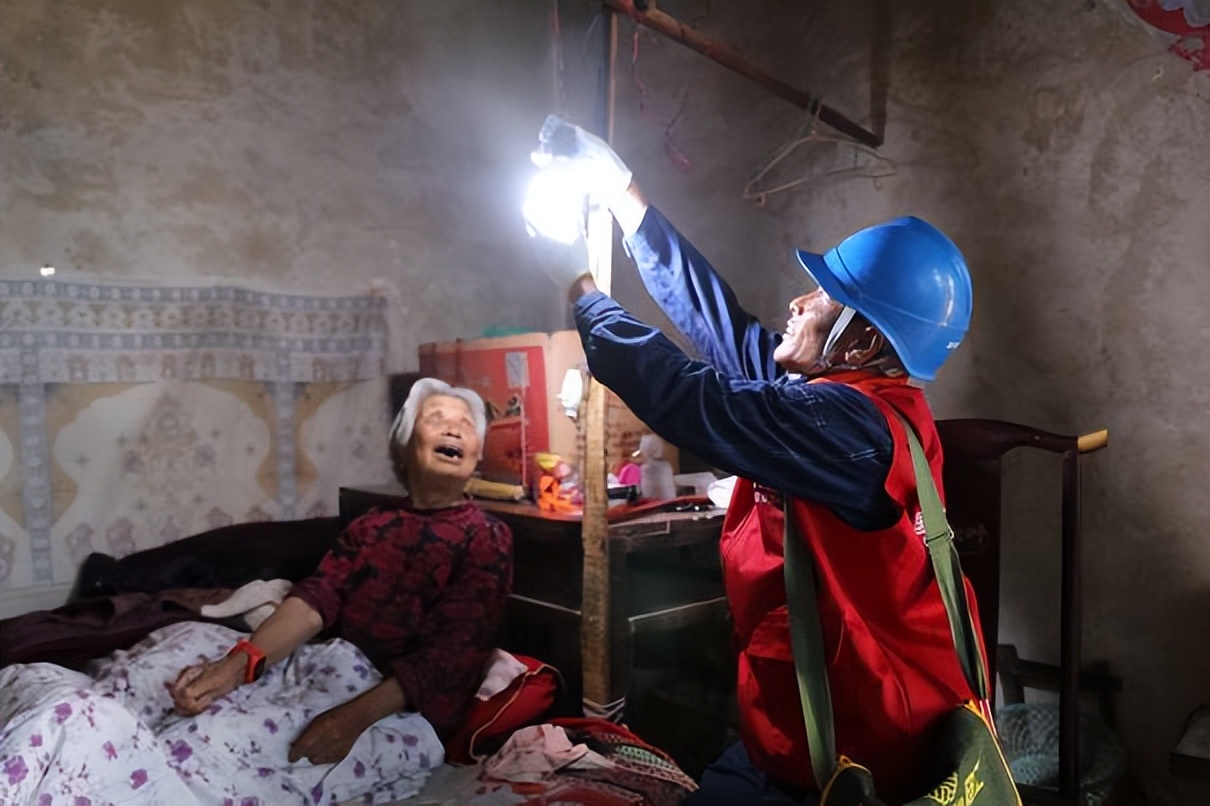 电网公司重阳节慰问离退休干部,电网重阳节