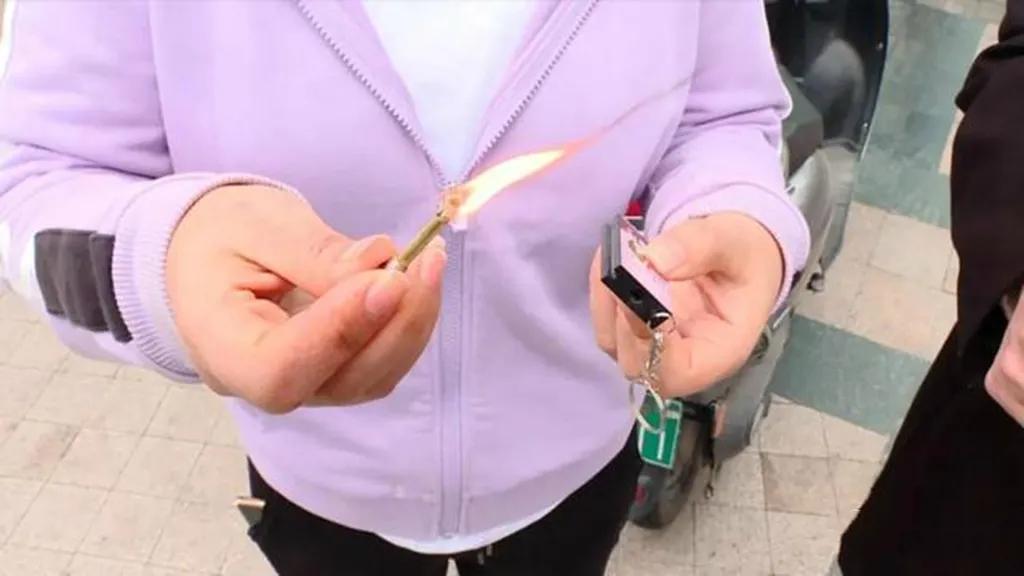 小学门口文具店售低俗贴纸引热议,小学文具店发现低俗挂件