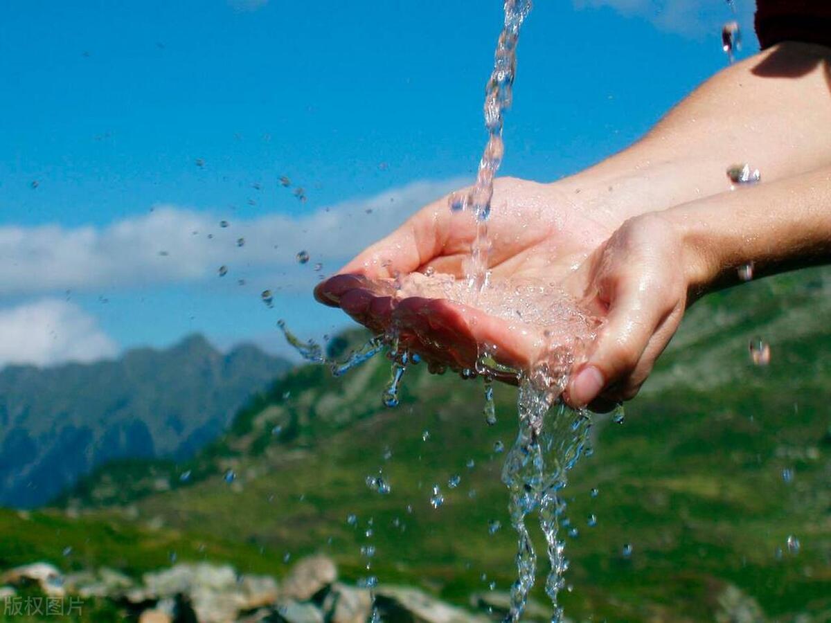 老年人怎么喝水才是最健康的,正确的喝水方法助您健康长寿