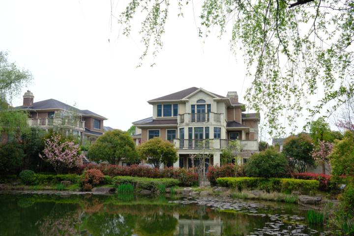 别墅改建能挣钱吗,别墅改成商业用房合法吗