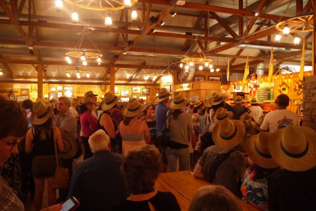 33岁关小姐在澳洲：挣脱母亲控制，远赴海外做按摩师，挣学费