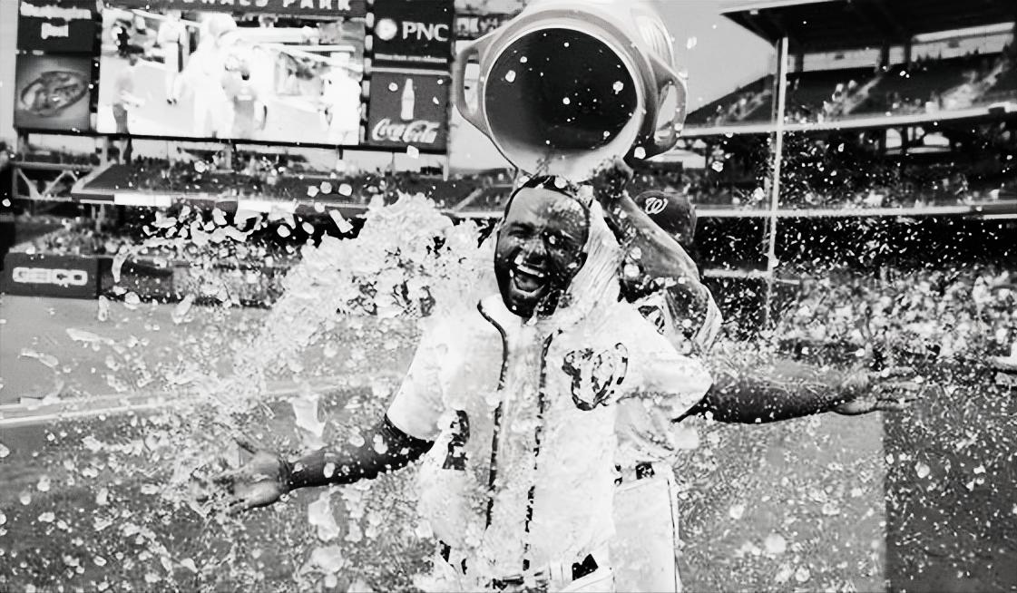 足球垒球游戏,软式棒垒球和足球