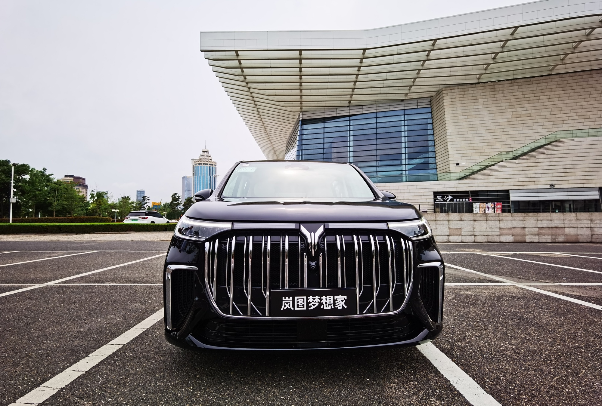 岚图梦想家mpv插电混动深度试驾,新款岚图梦想家mpv混动版值得买吗