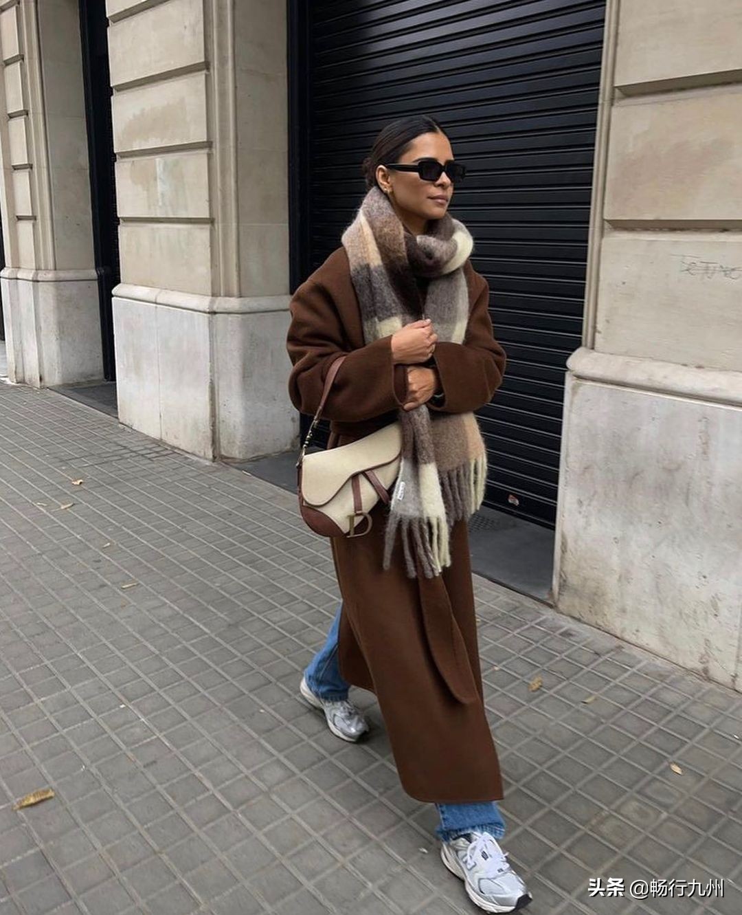 秋冬流行的大牌围巾,必备的三款颜色围巾