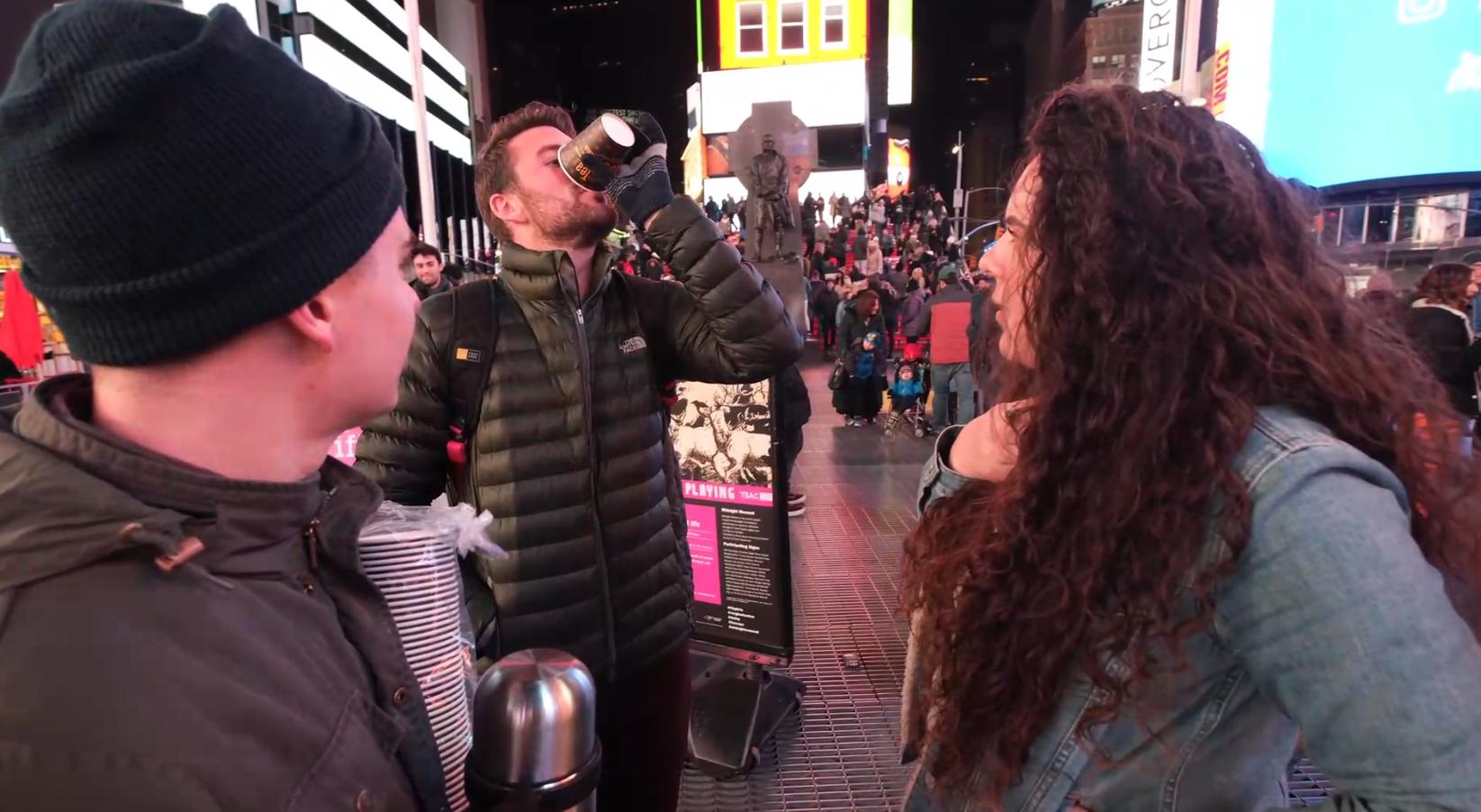 美国小伙觉得中国食物难吃，便用胡辣汤街头实验，结果被路人疯抢