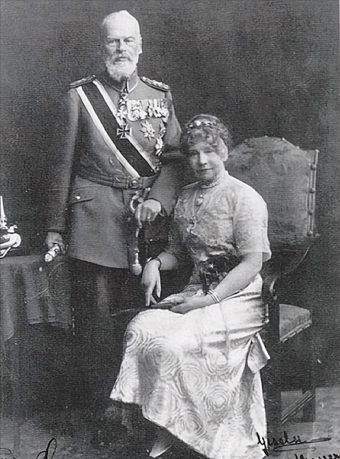 “茜茜公主”的悲情人生：长女夭折，独子自杀，她60岁时死于刺杀