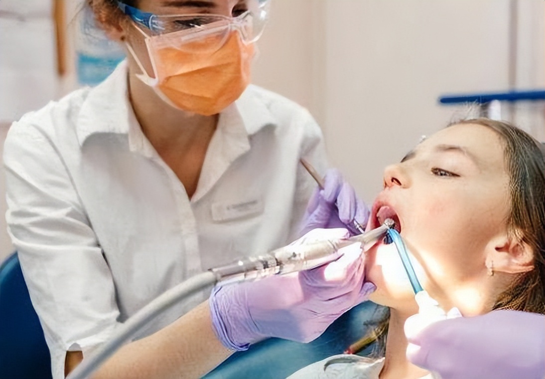 洗牙会伤害牙齿吗该不该洗牙,深度洗牙对牙齿有伤害吗