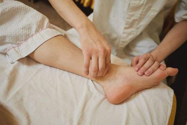 崴脚脚踝扭伤怎么治,男生脚踝扭伤崴脚后果
