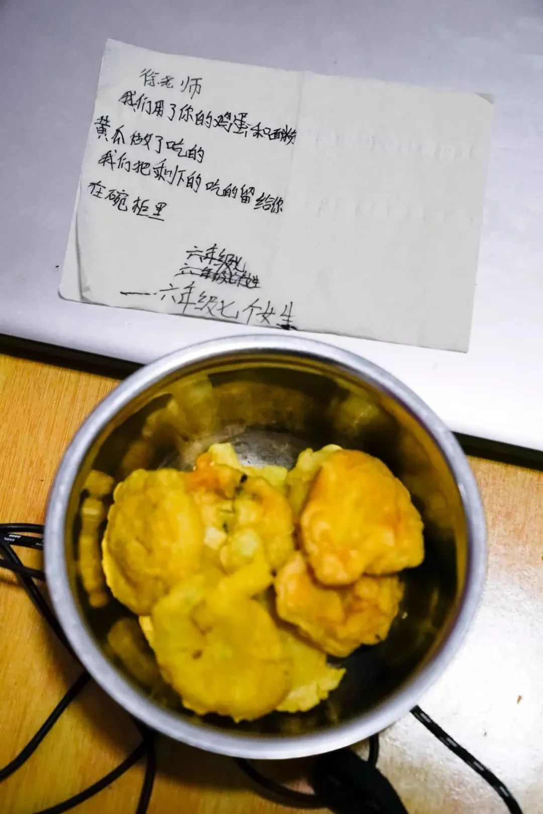 一个胖子辅导女孩,一个胖子教打球