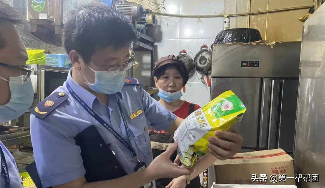 食品加工区设厕所，调料区飞苍蝇，这几家网红外卖店，你点过吗？